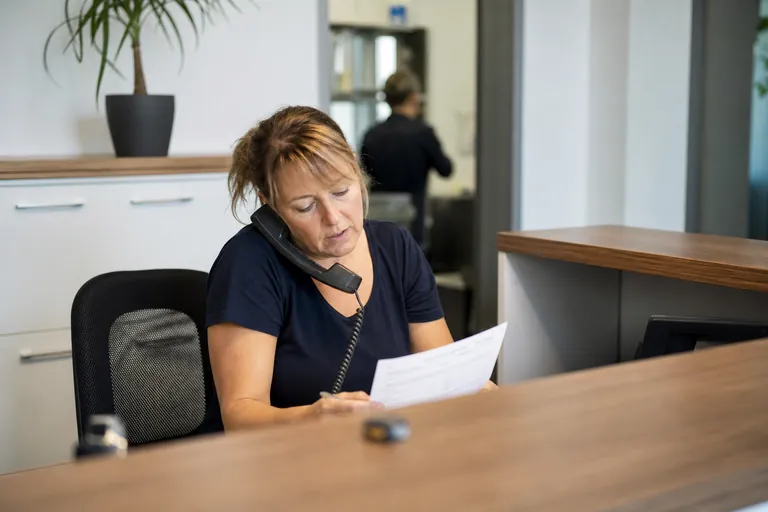 Empfangskraft klärt eine Heilmittelverordnung telefonisch mit einer Arztpraxis